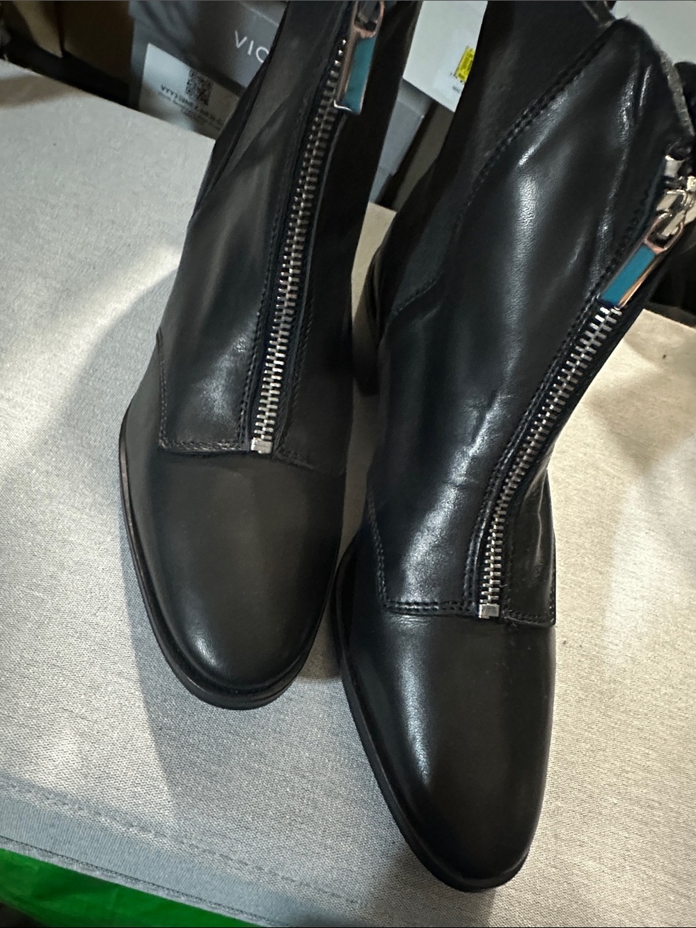 Charles David Womenโs 6.5 Black Front-Zip Leather Ankle Boots Italy